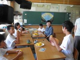 教室で笑う子どもたちと館長の写真